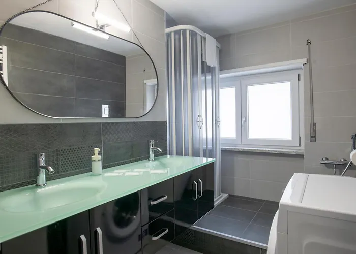 2 Grandi Camere In Centro Sul Mare Con Posto Auto A Maggio E Agosto *